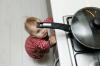 איך מלמדים ילד לבשל