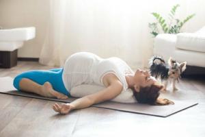 כיצד להקל על המתח מהגב התחתון במהלך ההריון: 5 תרגילים