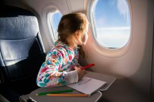 איך לטוס עם ילד במטוס: פריצות חיים לטיול בחורף