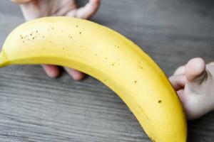 בננות לילדים: היתרונות והחסרונות של פירות אלה, איך לבחור, חנות ולאכול