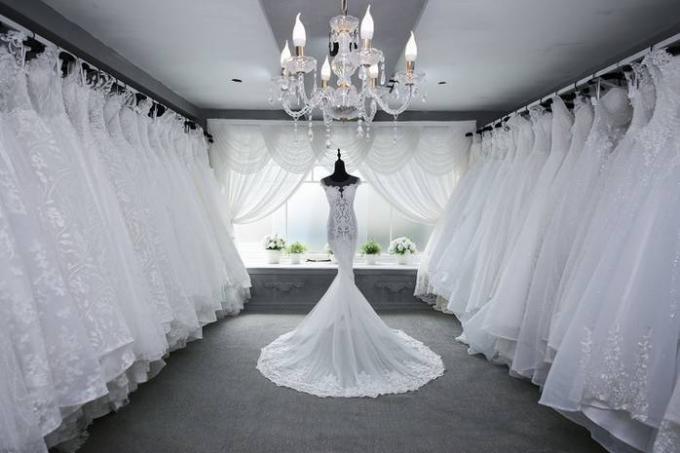 שמלות חתונה אופנתית באביב ובקיץ של 2019: הניואנסים הראשי
