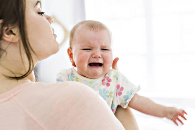 למה התינוק בוכה במשך שעות ארוכות כל לילה?