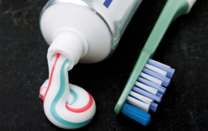 צחצוח שיניים - לצחצח שיניים