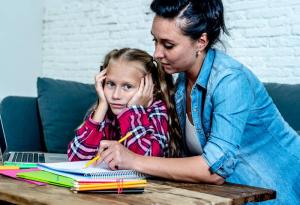 סבלנות, סבלנות בלבד: איך ללמד את הילד שלך לעשות את שיעורי הבית שלהם בעצמם