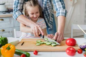 עוזר קטן: איך ללמד ילד כדי להשתמש בסכין מטבח בבטחה