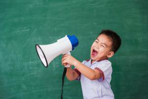 אילו טעויות של מבוגרים משפיעות קשות על התפתחות הדיבור של ילדים בגיל הרך