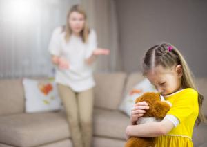איך להגיב אמהות צועק ילדיהם