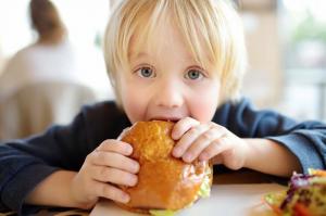 אין נקניקיות ונקניקיות: אוכל בבית הקפה בבית הספר מביא לנורמה בריאה