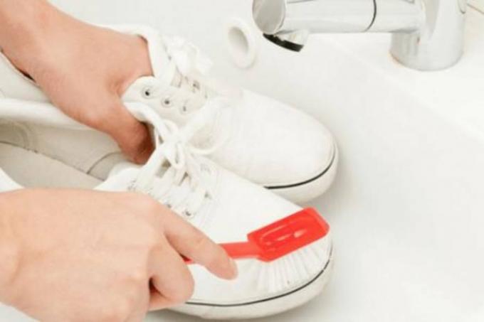 כיצד לתקן נעלי ספורט לבנות: טיפים מובילים