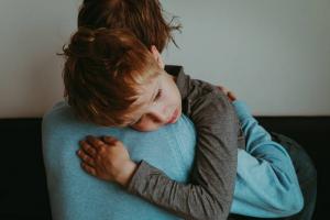 הילד הוא מפחד להישאר לבד בבית: 6 דרכים להתמודד עם הפחד