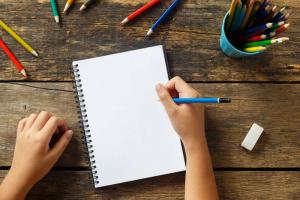 כיצד ללמד ילד להחזיק עט נכון: 3 אפשרויות קלות