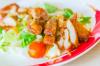 מה לבשל לארוחת תלמידי בית הספר: סלט פיקנטי עם עוף ברוטב סויה