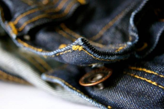 כרוקמת אלפבית: כיצד להתאים ג'ינס הדוק על דמות