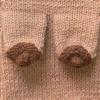 שדיים על מסרגות: אישה מקסיקנית סורגת חולצות המחקות שדיים לאחר לידה