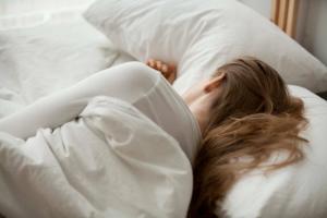 נקראת תנוחת השינה המזיקה לבריאות