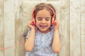 האם האזנה למוזיקה באמצעות אוזניות מזיקה?