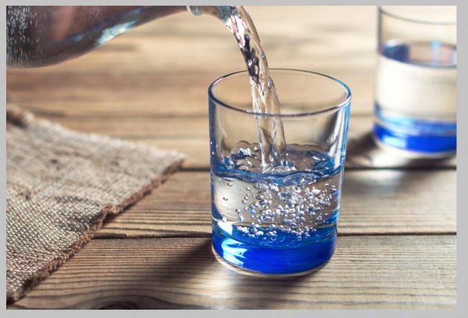 רופאים רבים אומרים כי היום אתה צריך לשתות 1.5 ליטרים של מים. עם זאת, כל אדם הוא שונה. זה תלוי במשקל הגוף, פעילות גופנית במהלך היום, טמפרטורת הסביבה וגורמים אחרים. נסה את עצמך כדי להרגיש את הגוף, למנוע צמא והתייבשות.