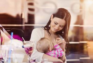 4 כללים חשובים כיצד להניק את התינוק שלך בחום