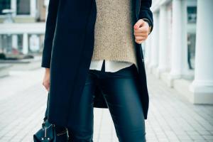 כיצד להסיר גושים מהמעיל שלך: 5 דרכים קלות