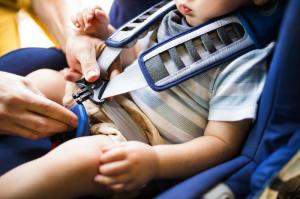 הכללים שאתה צריך לדעת כדי כראוי להדק את הילד במושב הבטיחות
